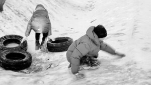 «Ну чем не мы в 80-х?»: житель Полесска снял детей на горке и заставил ностальгировать горожан (фото)  