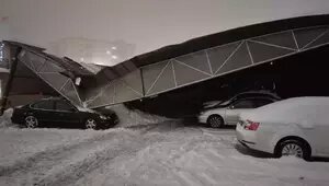 В Калининграде рухнула крыша стоянки, автомобили получили повреждения (фото, видео)  