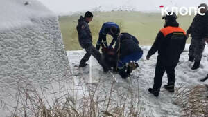 Упал с моста и пробил лёд: в Калининграде из Преголи вытащили полуживого мужчину (видео) 