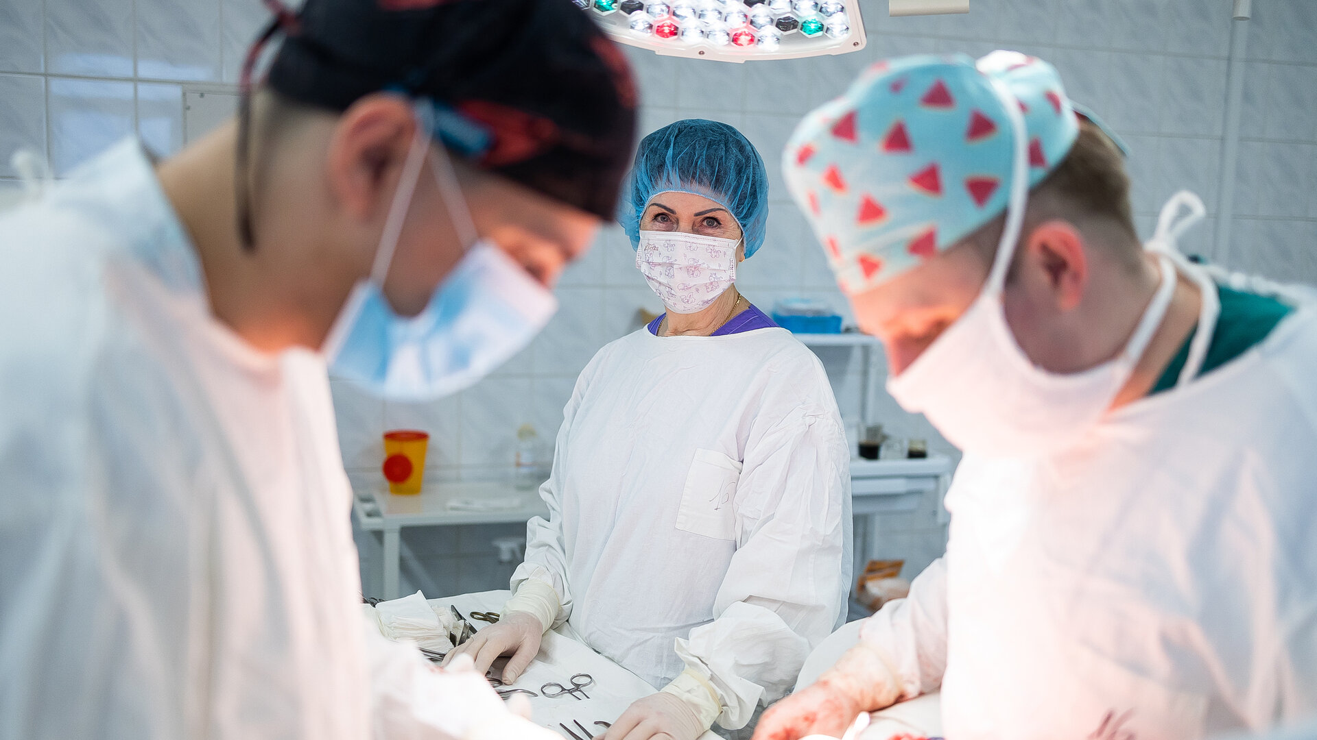 Полвека на шаг от хирурга: истории калининградских операционных сестёр (фото)  