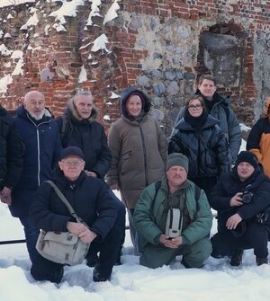 Фотографы и художники съехались в замок Инстербург, чтобы поснимать птиц и молодых актрис в готических образах (фото)