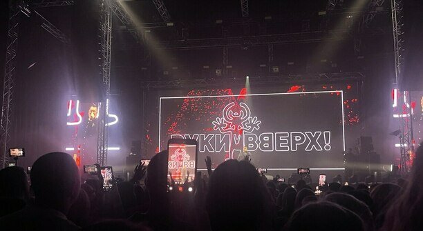 Шли на «Руки вверх», а падали вверх тормашками: калининградцы пожаловались на лёд у входа в ДС «Янтарный» (видео)