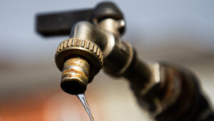 Правительство ищет кнут для ЖЭКов, чтобы россияне не платили за оранжевую воду и холодные трубы