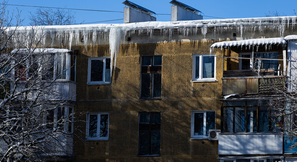 «Мы начинаем с себя»: Дятлова рассказала, кто отвечает за неубранные сосульки на калининградских крышах
