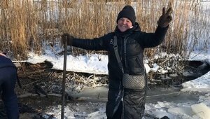 В Балтийске горожанка рубит лёд крепостного рва, чтобы помочь цаплям пережить суровую зиму (фото, видео) 