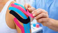 Врач-невролог клиники «СитиДок» разоблачает 3 главных мифа о тейпировании