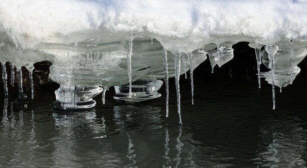 Причудливые наплывы льда снял житель Черняховска на Анграпе (фото)  