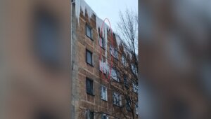 В Калининграде мороз вырастил под крышей жилого дома пятиметровую сосульку (фото)  