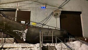 В Калининграде на Коммунальной из-за наледи рухнул козырёк над входом в аптеку (фото, видео)