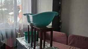 «Готова сама лезть на крышу на 8 месяце беременности»: у калининградки с потолка струёй течёт вода (фото, видео)