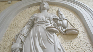 Арест счетов помог: в Калининграде таксиста заставили выплатить крупную компенсацию пострадавшей в ДТП пассажирке