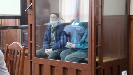 Двое на одной скамье: в очередной раз продлён арест матери и отчиму убитого в Черняховске мальчика (фото, видео из зала суда)