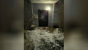 Калининградка чудом уцелела, когда с крыши её пятиэтажки рухнула глыба наледи (видео) 