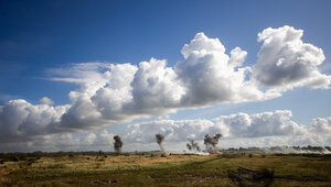 Новые удары, отмены рейсов и застрявшие туристы: что известно о новом витке конфликта на Ближнем Востоке