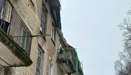 Разбила балкон и грохнулась у подъезда: в доме под Калининградом рухнула часть крыши под тяжестью льда (фото)