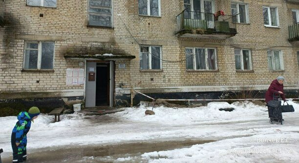 Жильцам дома под Калининградом, с которого рухнул кусок крыши, пришлось самим огородить опасный участок (фото)  