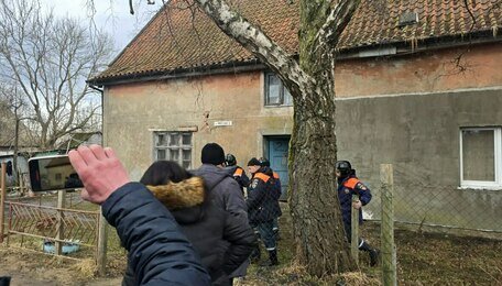 «Мы еле успели выскочить!»: на калининградском взморье разрушился двухэтажный дом, остались только стены (фото, видео)