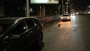 На одной из крупных улиц Калининграда сразу пять машин пробили колёса, угодив в «оттаявшую» после зимы яму (фото)