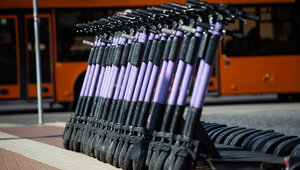 Путин поручил проработать ограничения для езды электросамокатов по тротуарам