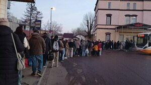 В Зеленоградске отдыхающие устроили давку у вокзала и на перроне в ожидании «Ласточки» (фото)