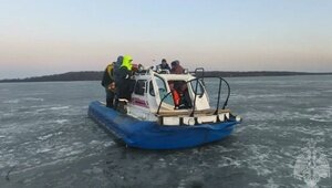 В Калининградском заливе 58 рыбаков пришлось эвакуировать с подтаявшей льдины