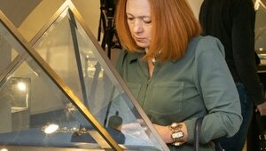 «Это не просто работы, это изобретения»: в Музее янтаря открылась выставка винтажных украшений (фото)