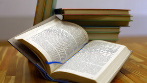 Десять тысяч писателей выпустили пустую книгу в знак протеста против ИИ