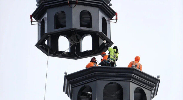 В Калининграде на башню нового корпуса кампуса «Кантиана» установили шпиль (фото)