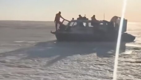 Толкали друг друга, чтобы попасть на катер: подробности спасения рыбаков с оторвавшейся льдины в Калининградском заливе