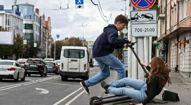 «Он просто сказал извините — и удрал»: на остановке в центре Калининграда самокатчик сбил женщину