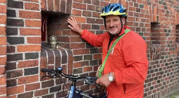 По мотивам полётов во сне: преподаватель химии из Калининграда написал велопутеводитель по городу и области (фото)  