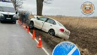 В Неманском районе легковушка влетела в дерево, два человека в больнице