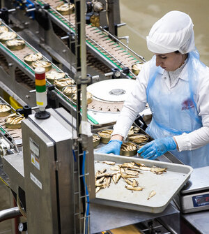 Калининградские консервы и морепродукты отправили в Молдову, Азербайджан и Узбекистан