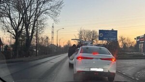 «Управлял ногами, вылазил из машины, создавал аварийную ситуацию»: в Калининград приехал водитель-акробат