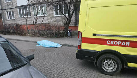 Шла по улице, пошатнулась и упала: в Калининграде женщина умерла на глазах прохожих (фото)