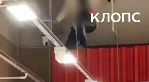 В Калининграде невменяемый посетитель устроил акробатическое шоу под потолком магазина (видео) 
