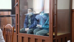 «Капитан сказал: держись, не читай новости»: отец убитого в Черняховске мальчика дал показания в суде