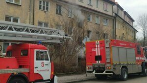 Дым валил из окна подъезда: в Калининграде пять пожарных расчётов тушили огонь в жилом доме (фото, видео) 