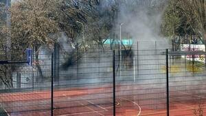 Всё заволокло паром: на территории лицея №23 в Калининграде прорвало трубу (видео)