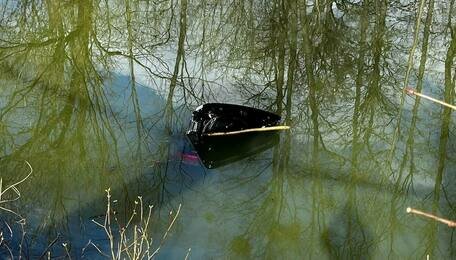 Пробил ограждение и ушёл на дно: в Калининграде автомобиль вылетел с дороги в фортификационный ров (фото, видео) 