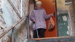 94-летняя жительница Янтарного вынуждена ползком подниматься в квартиру из-за аварийной лестницы (обновлено)