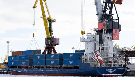 После атак беспилотников в порту Усть-Луга власти проверили отправку грузов в Калининградскую область