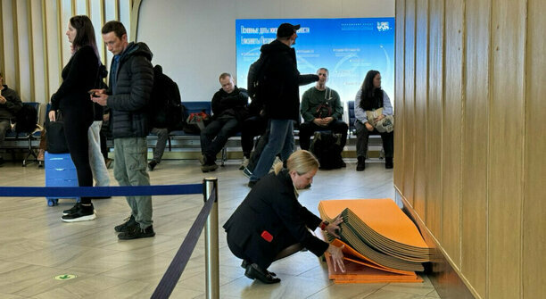 «Народ активно разбирает»: из-за продолжающегося коллапса пассажирам Храброво начали раздавать коврики (фото)