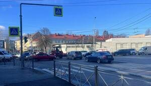 В Калининграде перестали работать светофоры на крупном перекрёстке Советского проспекта, на дороге хаос