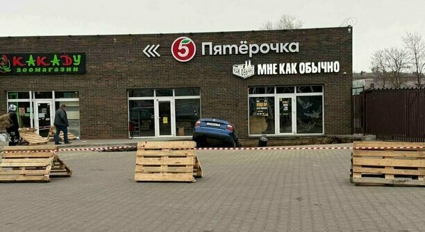 Ушедшая под землю парковка в Балтийске и пылающий автомобиль: 5 событий, которые обсуждали в выходные  