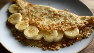 Простой и быстрый завтрак на каждый день: готовим блин из овсяных хлопьев и банана 