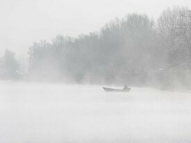 Фото дня: лодка пробирается сквозь густой туман на Преголе в Калининграде 