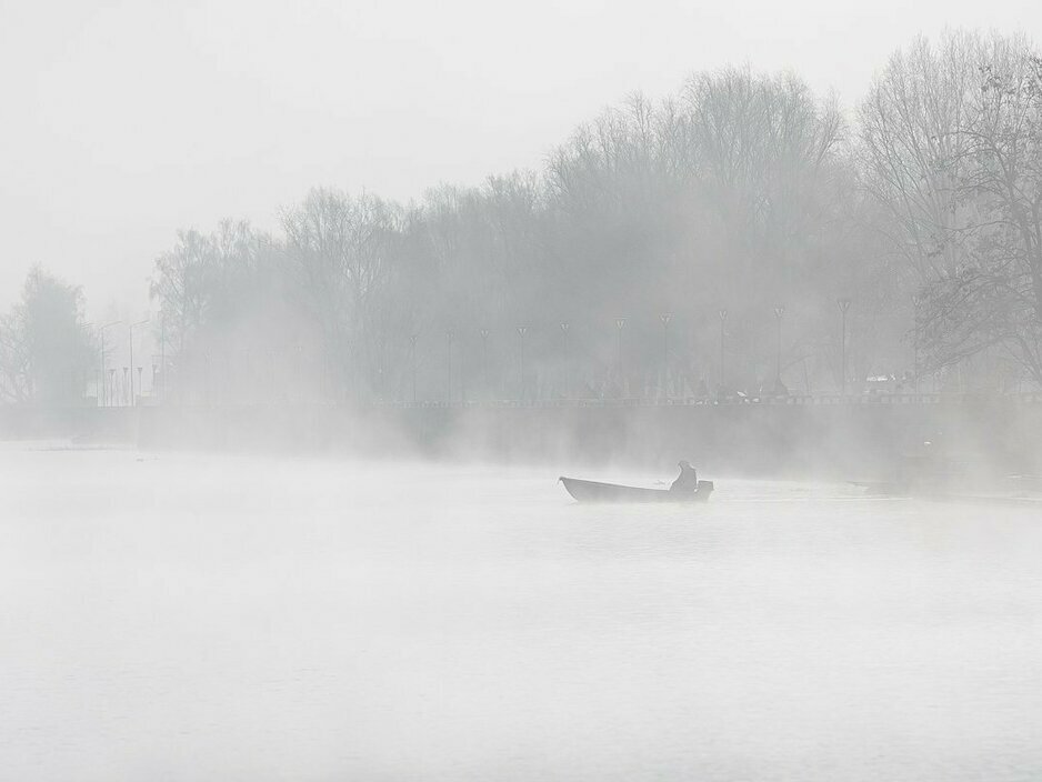 Фото дня: лодка пробирается сквозь густой туман на Преголе в Калининграде 