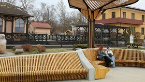 В Зеленоградске на променаде поставили скамейку, на которой смогут поместиться 400 человек