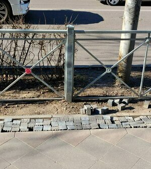 «Раскурочили и бросили»: на Карла Маркса повредили свежую тротуарную плитку  